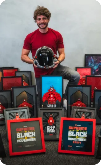 Leandro Ladeira com as placas e prêmios que recebeu