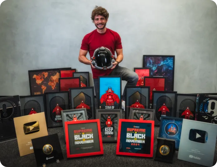 Leandro Ladeira com as placas e prêmios que recebeu